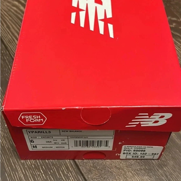 ***NWT******Girls New Balance sneakers‼️ - Picture 5 of 7